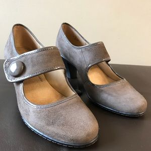 Softspots brown suede mary jane style pump sz 7.5
